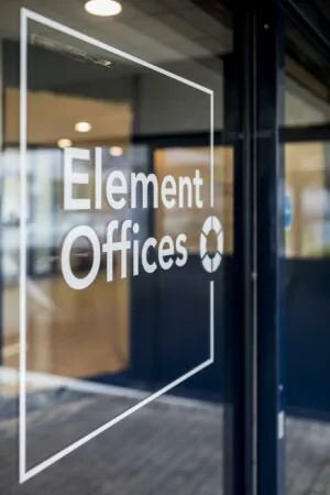Glazen entree met het logo van Element Offices op de deur bij Markerkant 13.